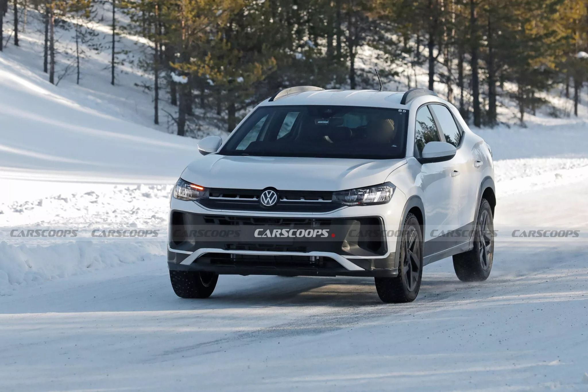 Flagra Carscoops Volkswagen Tera 2026 na neve branco frente