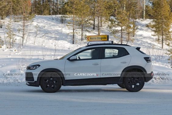 Flagra Carscoops Volkswagen Tera 2026 na neve branco lateral