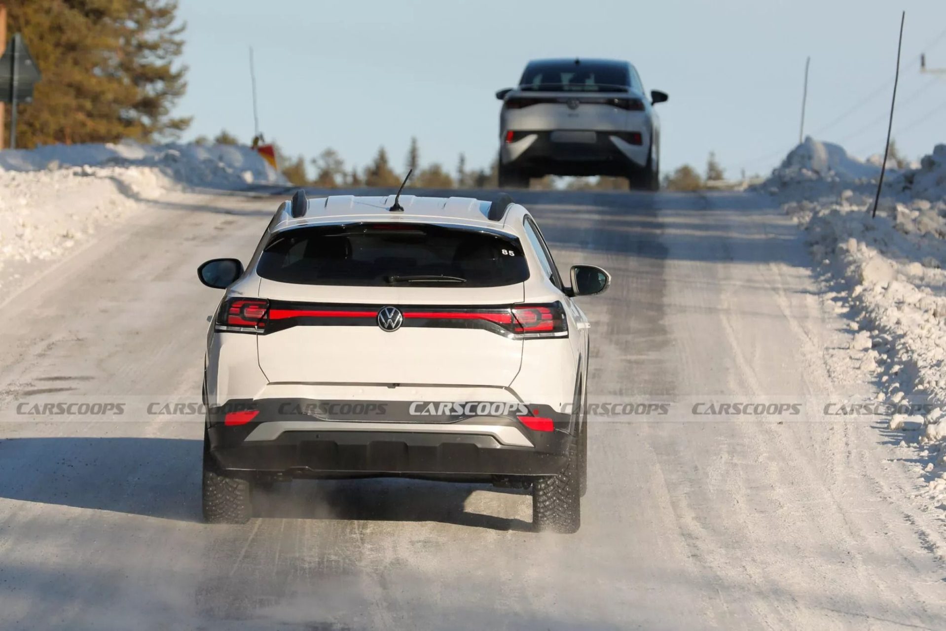 Flagra Carscoops Volkswagen Tera 2026 na neve branco traseira 2