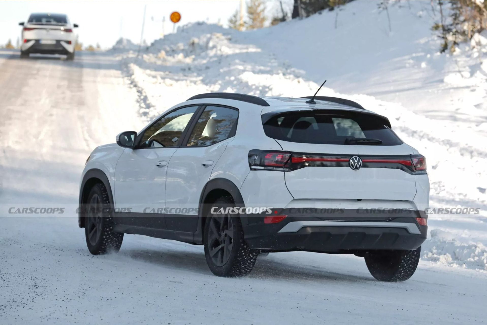 Flagra Carscoops Volkswagen Tera 2026 na neve branco traseira