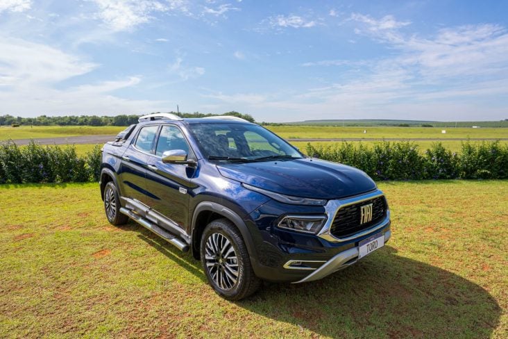 Fiat Toro Ranch 2025 2 2 diesel Azul Jazz frente parado em gramado