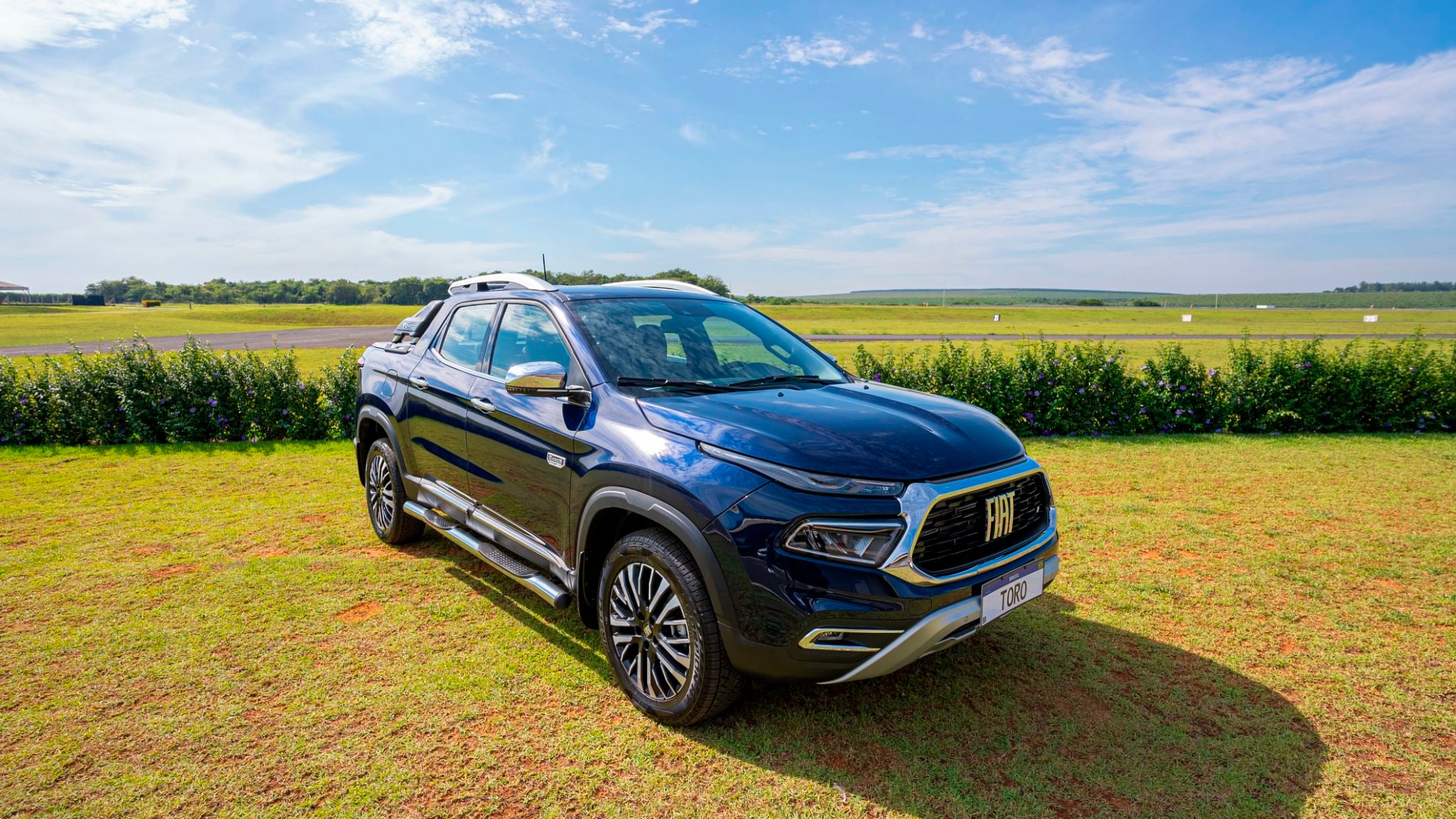 Fiat Toro Ranch 2025 2 2 diesel Azul Jazz frente parado em gramado Fiat Toro Ranch 2025 2 2 diesel Azul Jazz frente parado em gramado