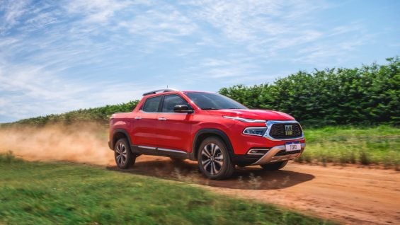 Fiat Toro Volcano 2025 2 2 diesel vermelho colorado frente em estrada de terra