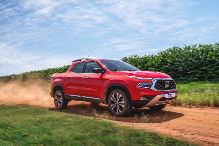 Fiat Toro Volcano 2025 2 2 diesel vermelho colorado frente em estrada de terra