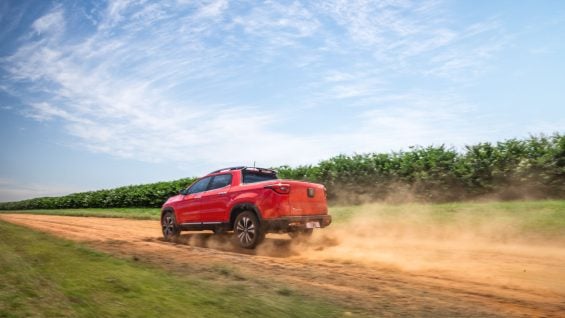 Fiat Toro Volcano 2025 2 2 diesel vermelho colorado traseira em estrada de terra