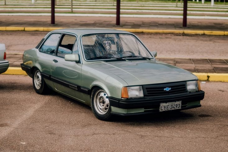 Chevette verde estacionada GM carro antigo