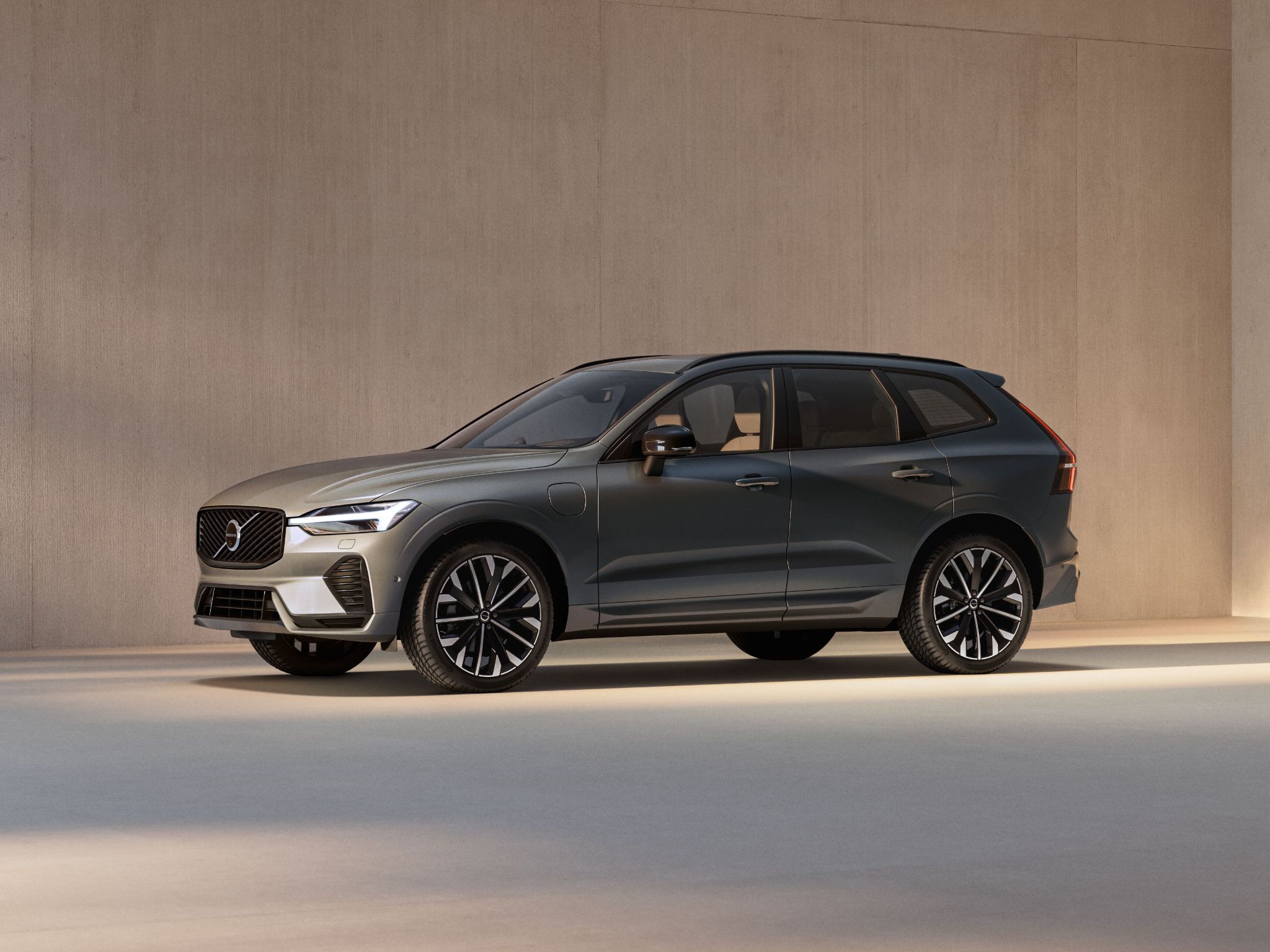 volvo xc60 t8 2026 cinza frente parado