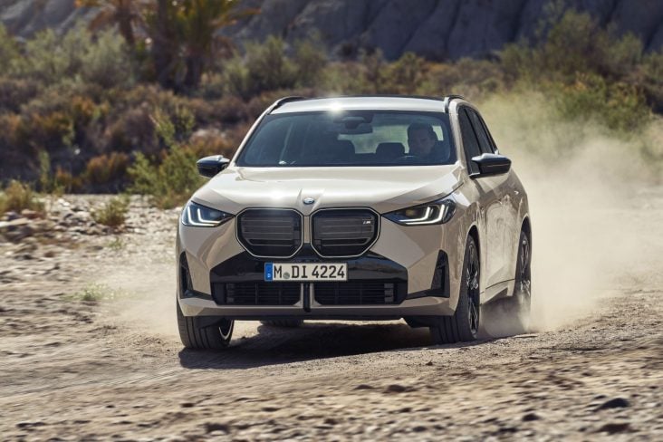 bmw x3 m50 xdrive 2025 bege frente em estrada de terra