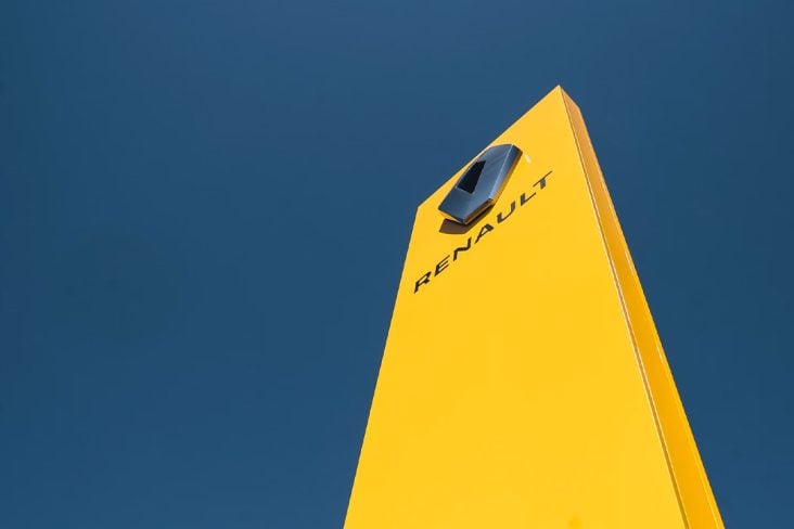 Placa em amarelo com emblema da Renault