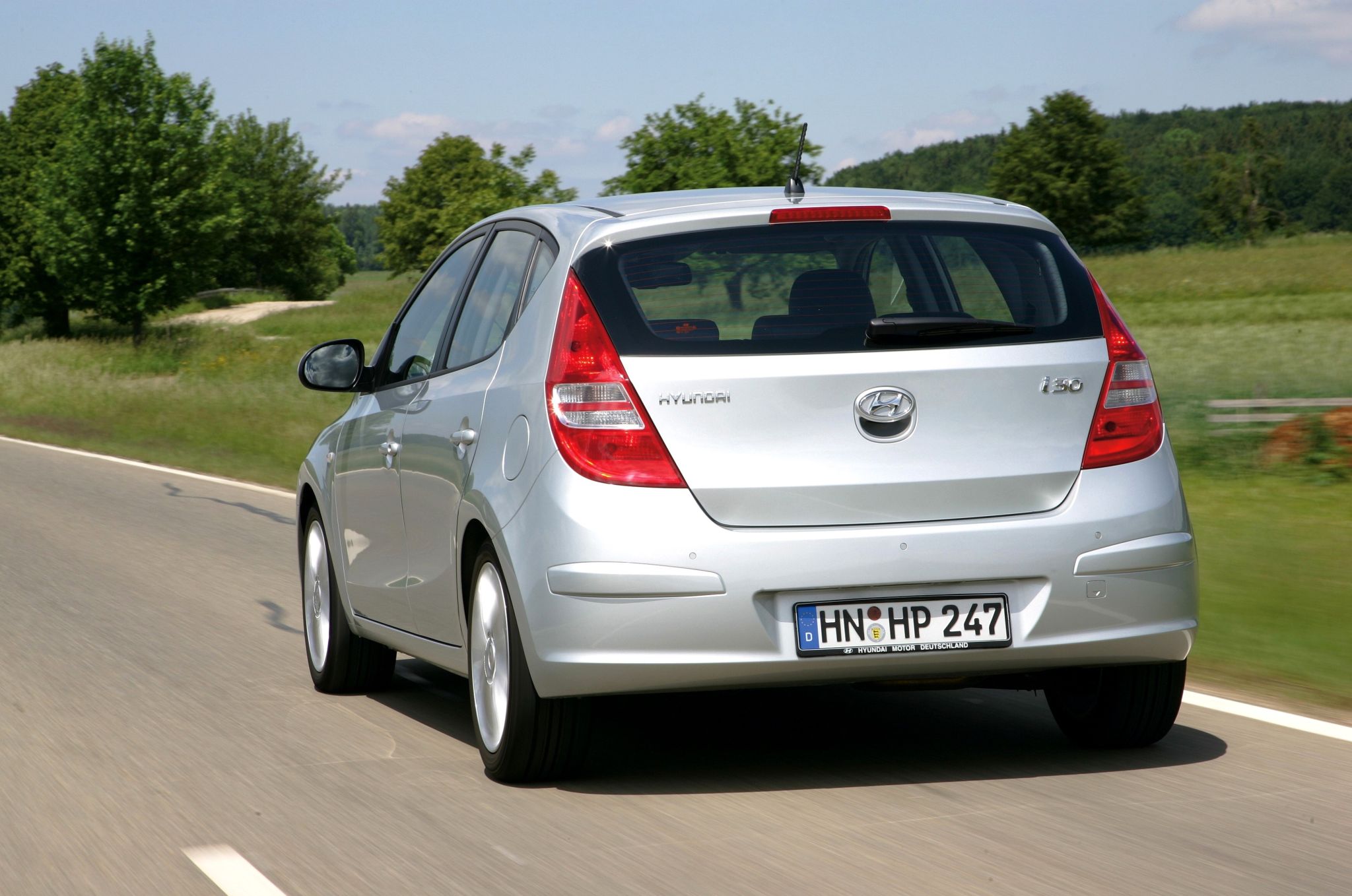 HYUNDAI I30 2012 PRATA TRSEIRA EM MOVIMENTO