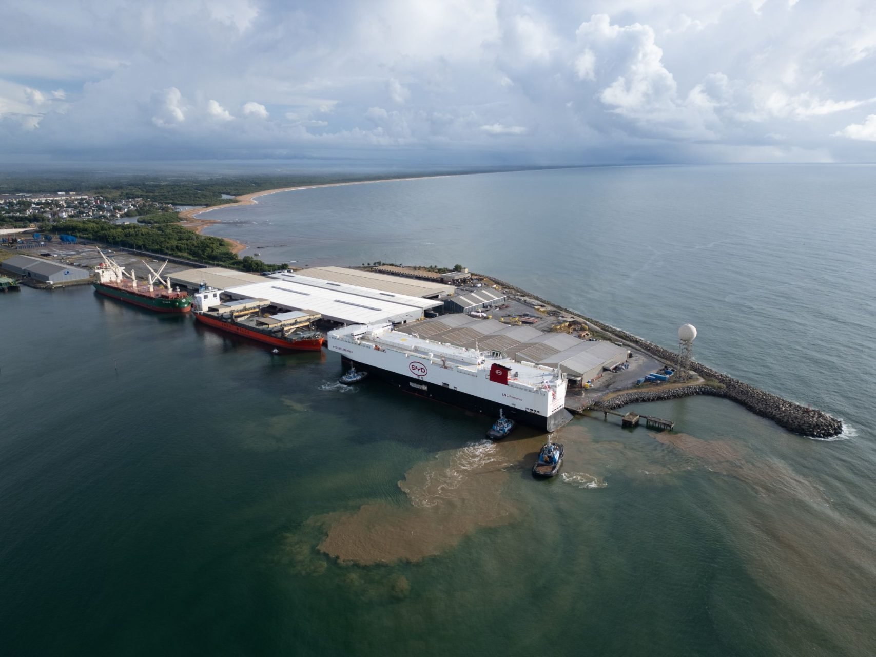 visão do alto do navio BYD Explorer 1 atracado no Portocel em Aracruz ES