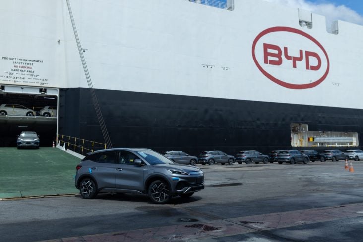 Carro ds BYD desembarcando de navio BYD Explorer 1 em Aracruz ES