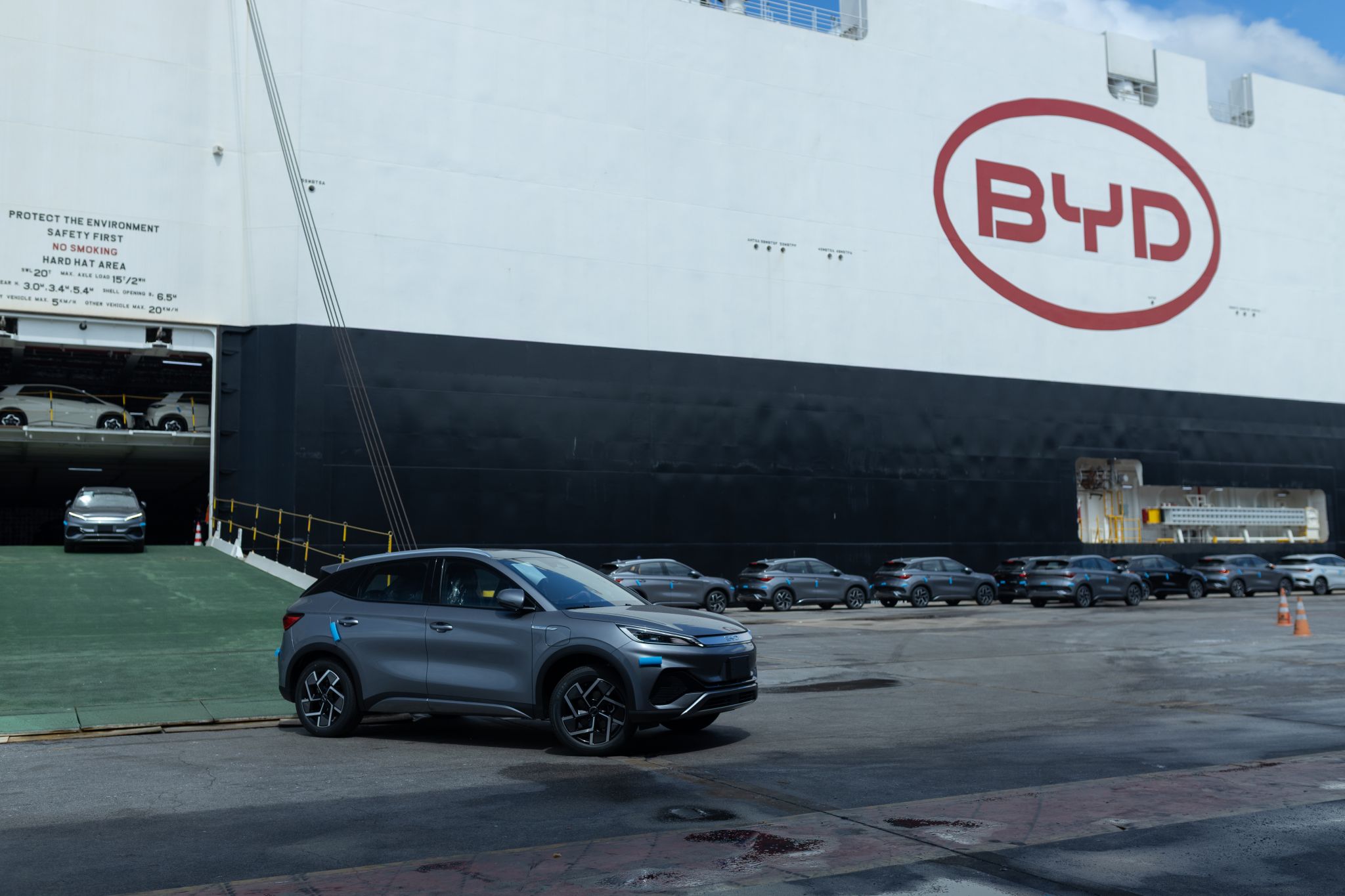 Carro ds BYD desembarcando de navio BYD Explorer 1 em Aracruz ES Carro ds BYD desembarcando de navio BYD Explorer 1 em Aracruz ES