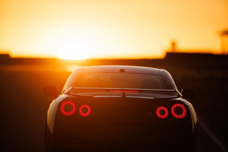 nissan gt r t spec takumi edition traseira indo em direção ao por do sol