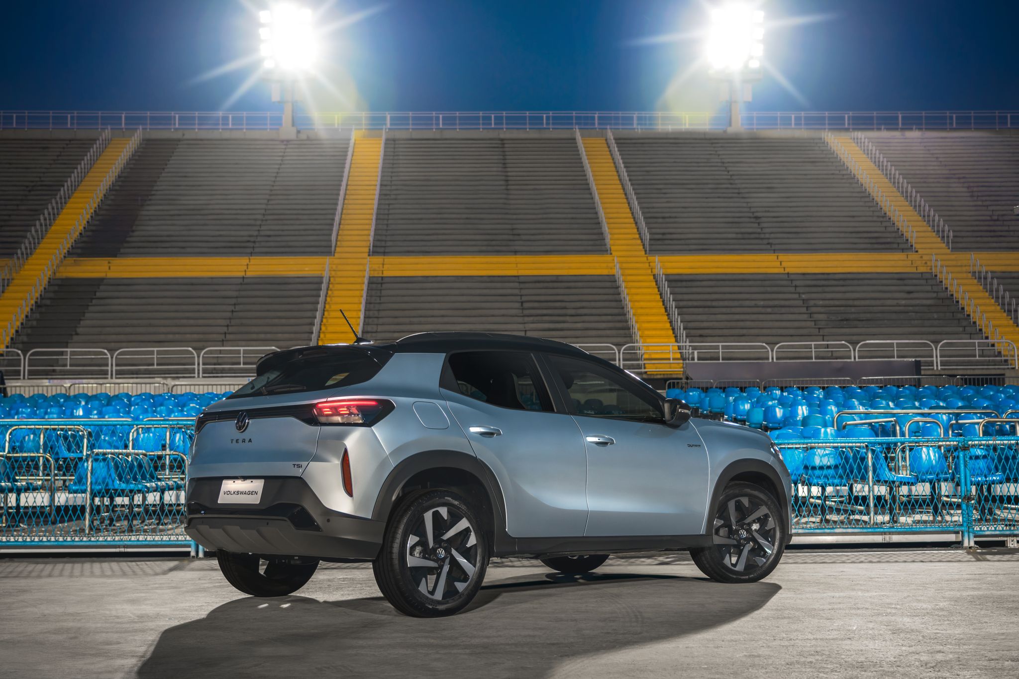 Volkswagen VW Tera High Outfit 2026 prata traseira parado