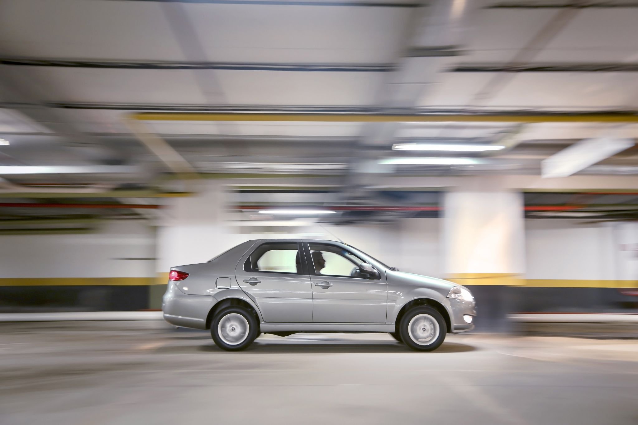 FIAT SIENA 2010 PRATA LATERAL MOVIMENTO