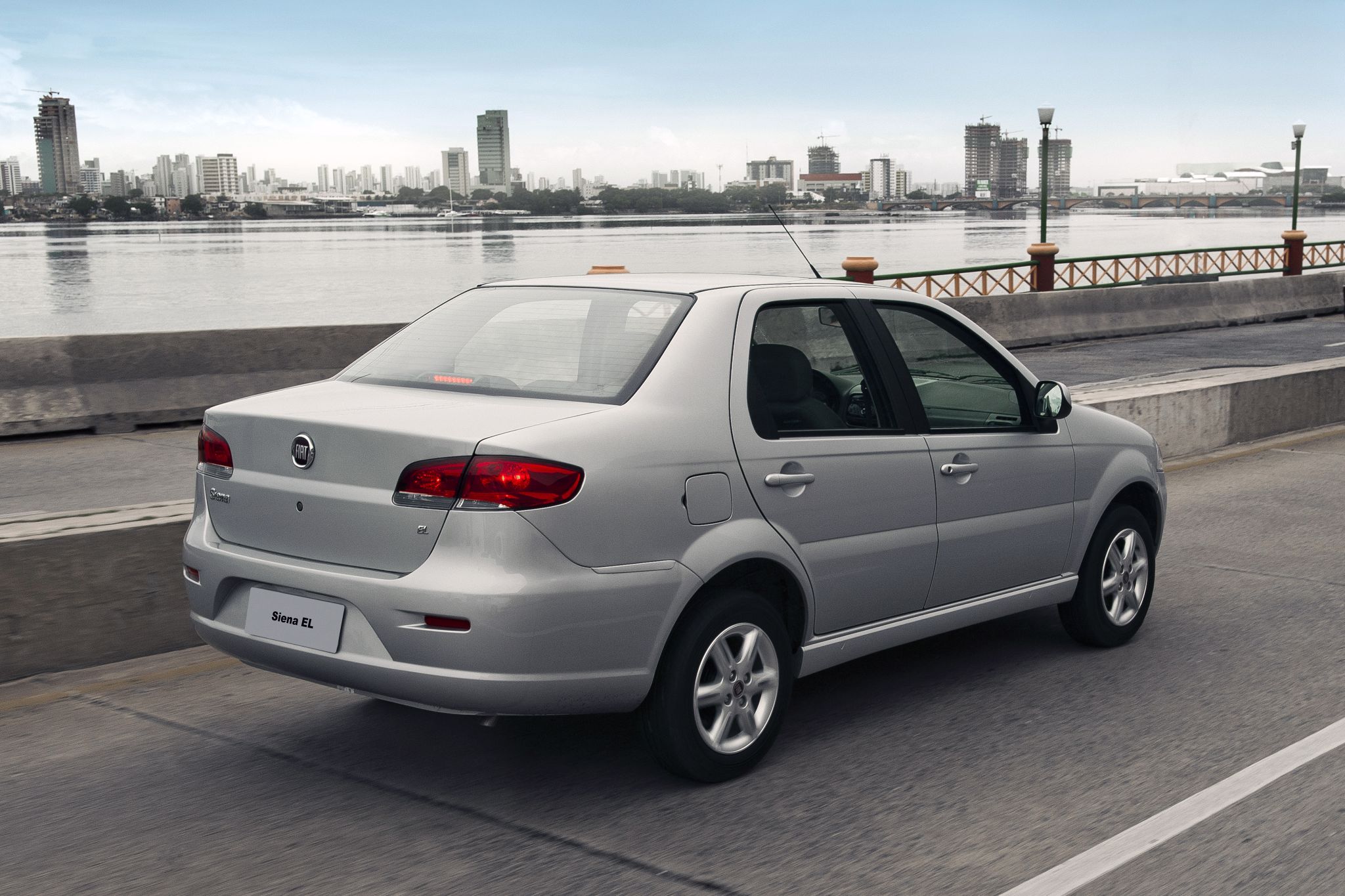 FIAT SIENA 2010 PRATA TRASEIRA LATERAL MOVIMENTO