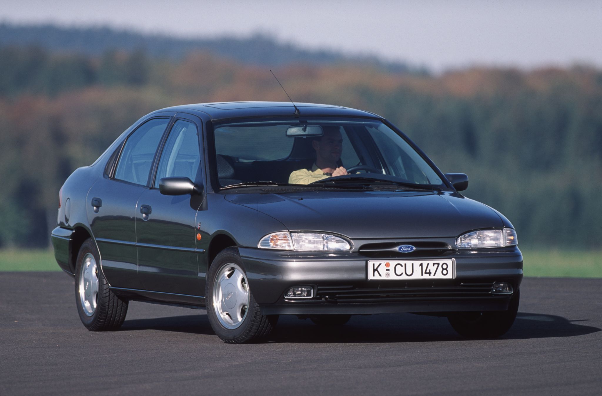 FORD MONDEO 1995 CINZA CHUMBO FRENTE EM MOVIMENTO