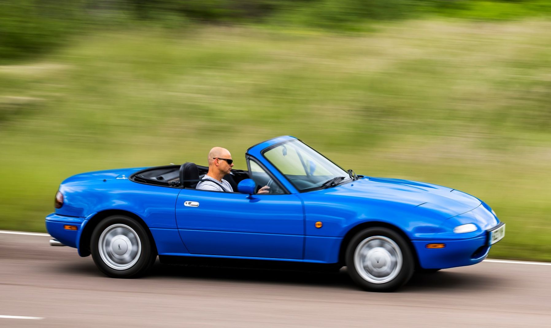 MAZDA MX 5 MIATA AZUL EM MOVIMENTO