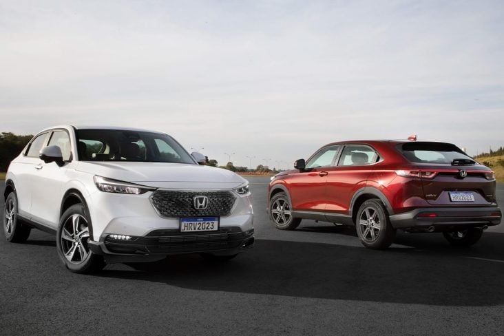 Frente da Honda HR-V branca e traseira da Honda HR-V vermelha