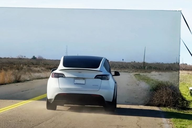 Tesla model y batendo em parede pintada