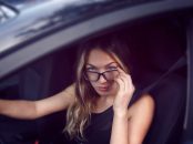 mulher dirigindo com óculos no rosto multa por dirigir sem óculos shutterstock