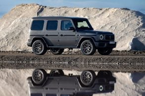 MERCEDES BENZ G63 AMG CINZA FRENTE E LATERAL COM REFLEXO EM LAGO