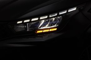 Fiat Argo Drive 1 3 AT CVT 2026 Cinza Silverstone detalhe farol full led