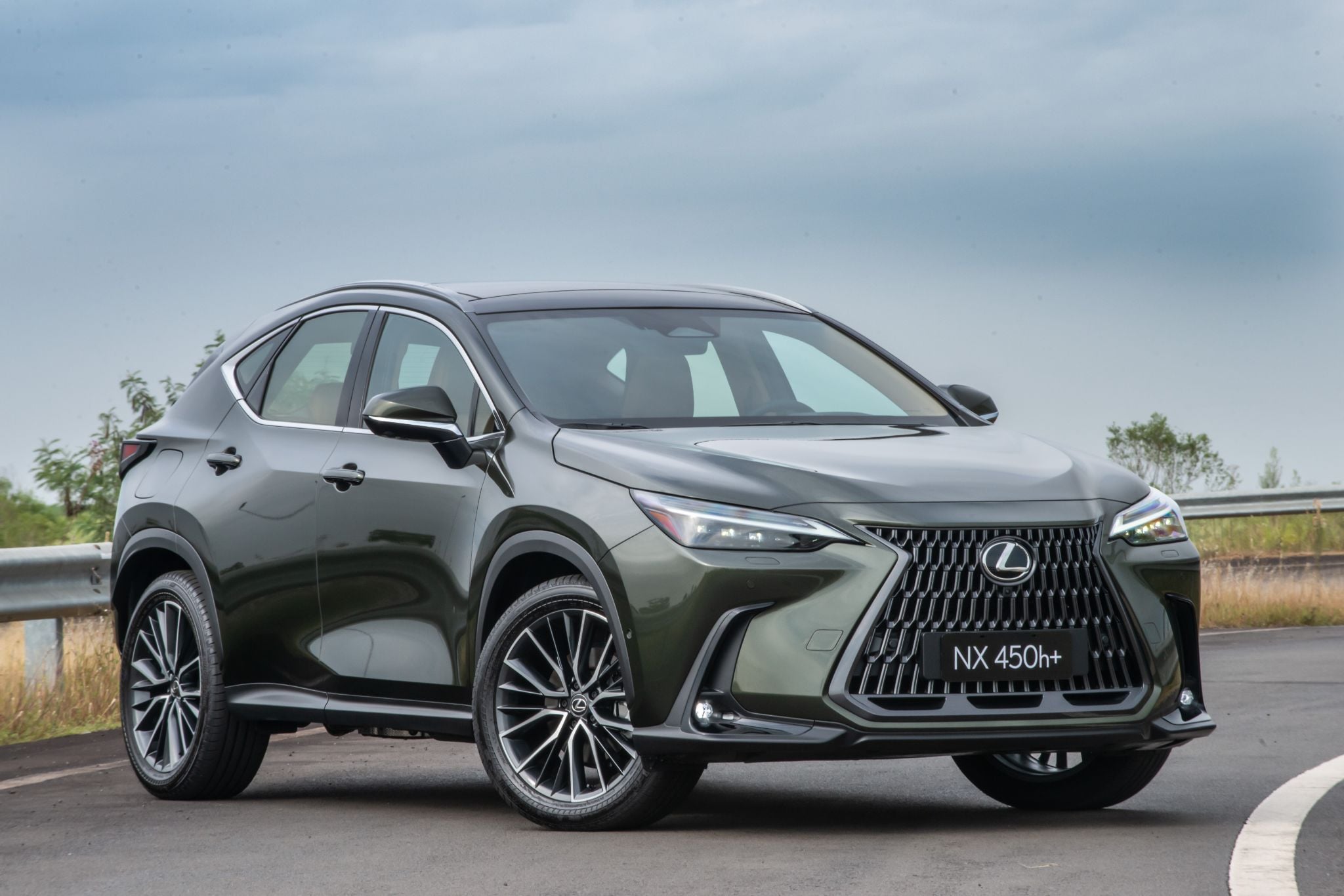 Lexus NX 450h+ 2025 verde musgo frente parado