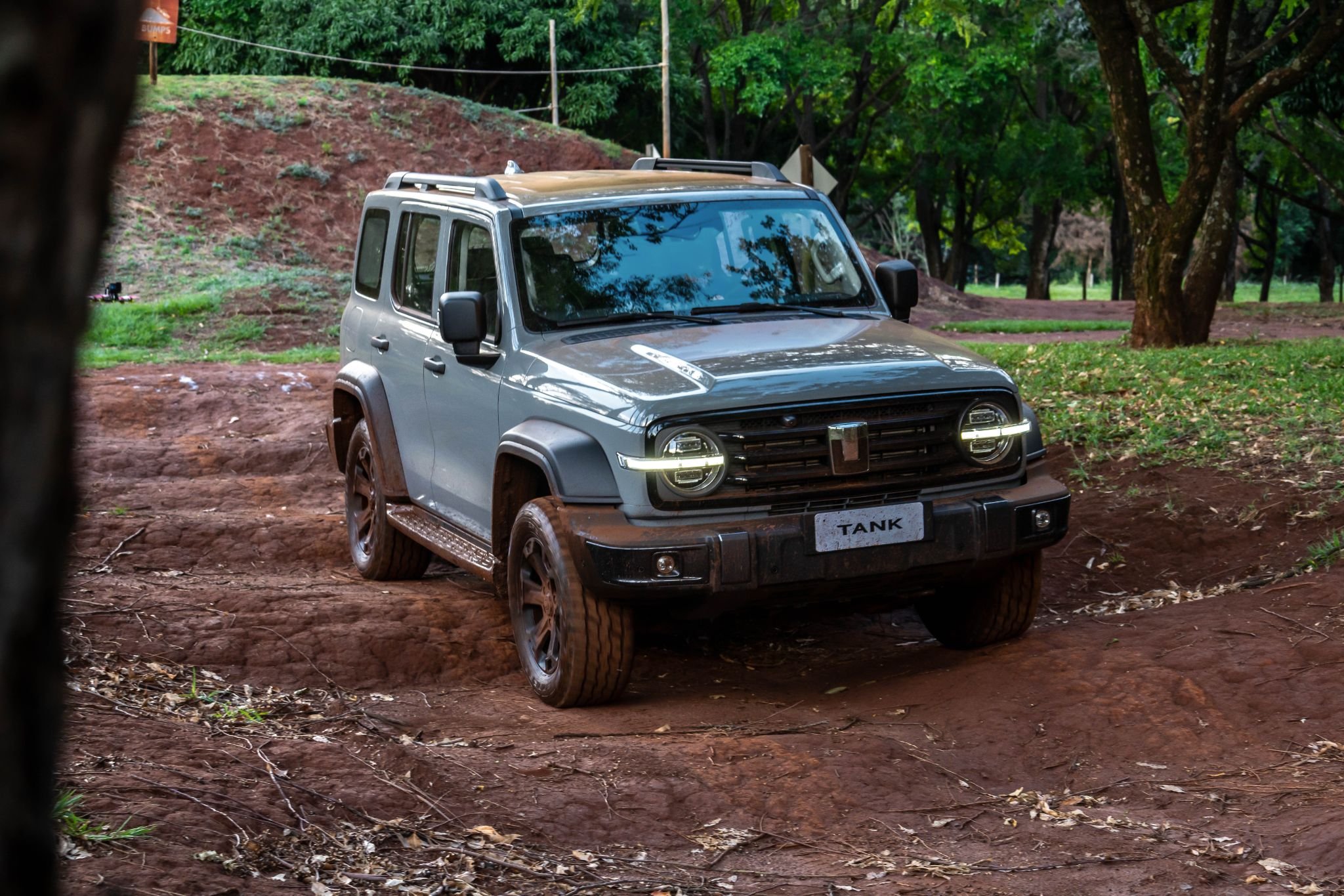 GWM Tank 300 2025 Cinza Dakar frente em trilha