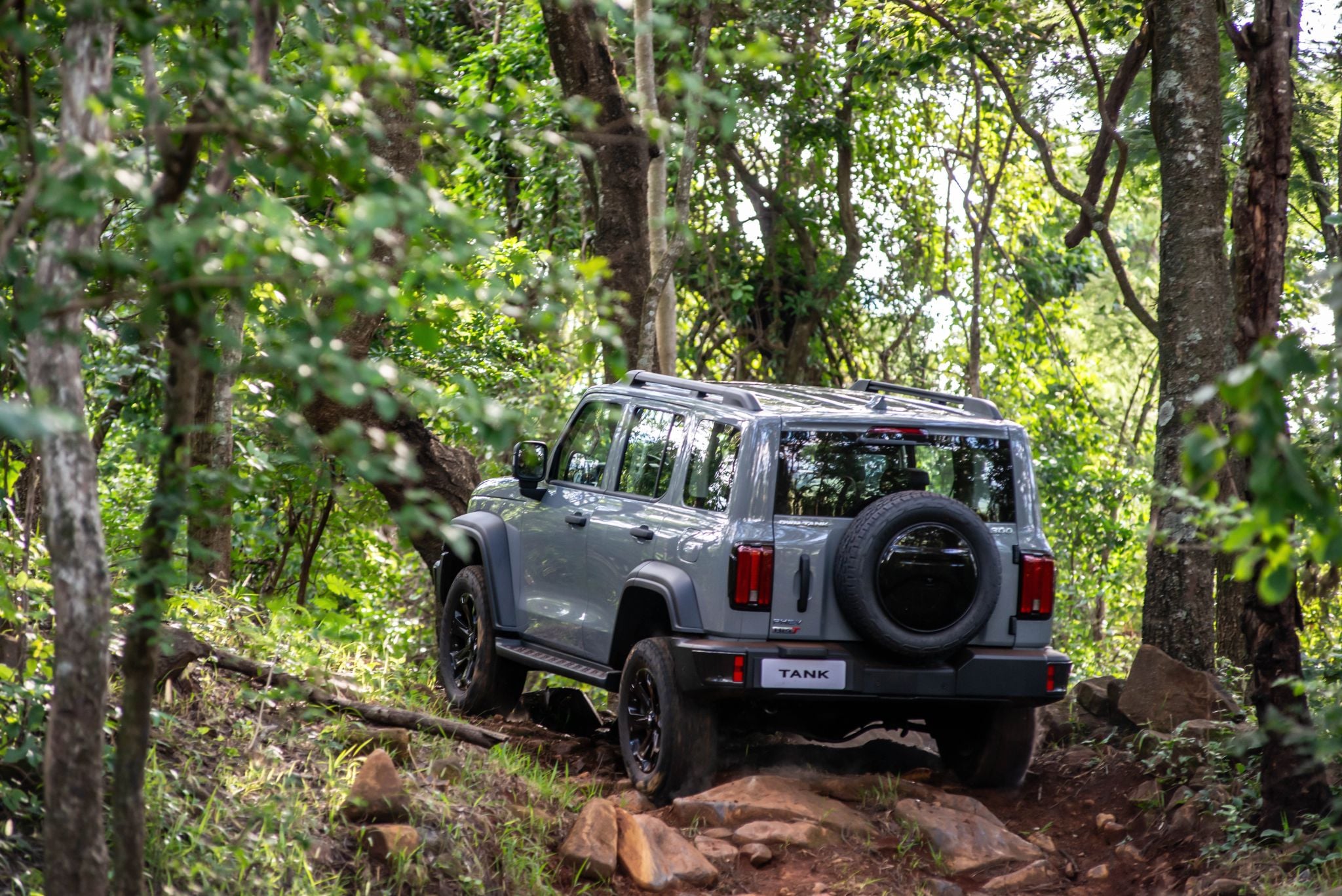 GWM Tank 300 2025 Cinza Dakar traseira em trilha