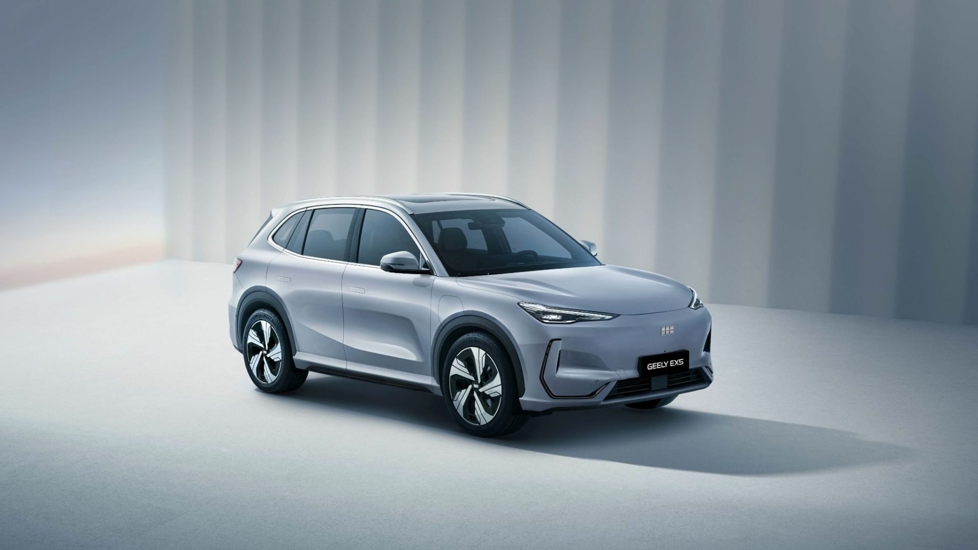 Geely EX5 prata frente parado (2)