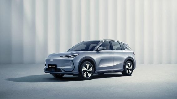 Geely EX5 prata frente parado