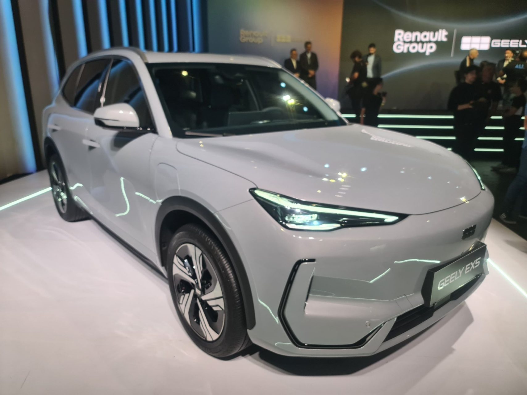 Geely EX5 cinza frente parado