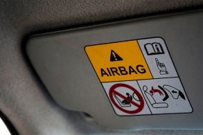 Aviso do airbag colado no teto do carro