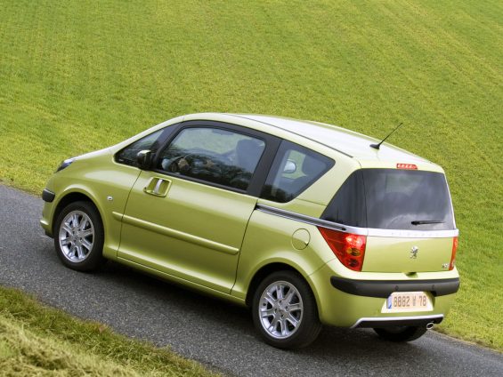 peugeot 1007 verde traseira parado