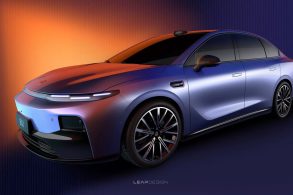 Leapmotor B01 e roxo com iluminação laranja destaque para frente e lateral do carro