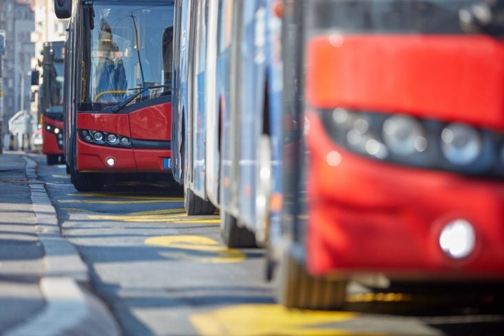 shutterstock ônibus vermelho destalhe farois e outros ônibus atrás