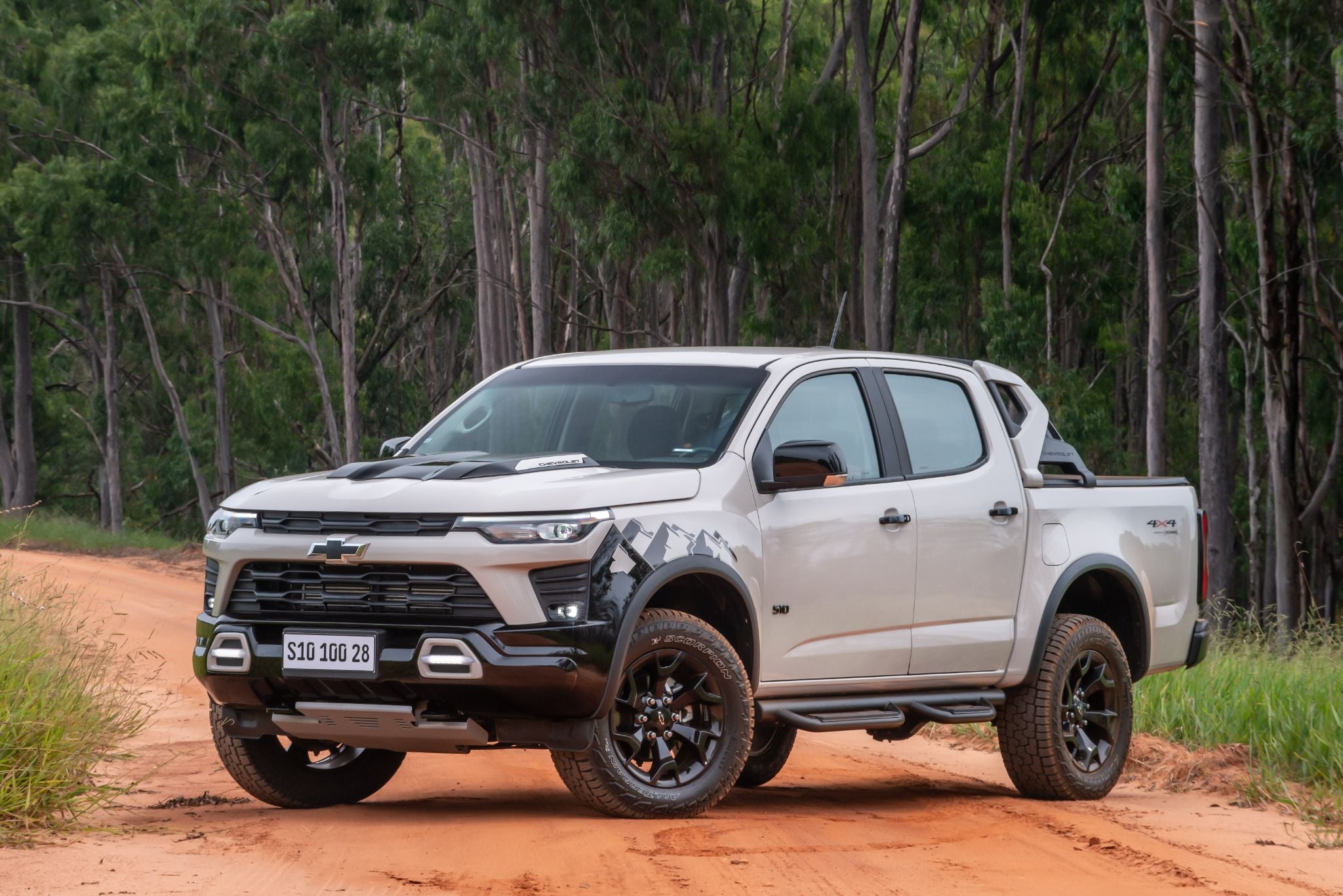 Chevrolet S10 100 Anos 2026 Branco Dunas frente parada na terra