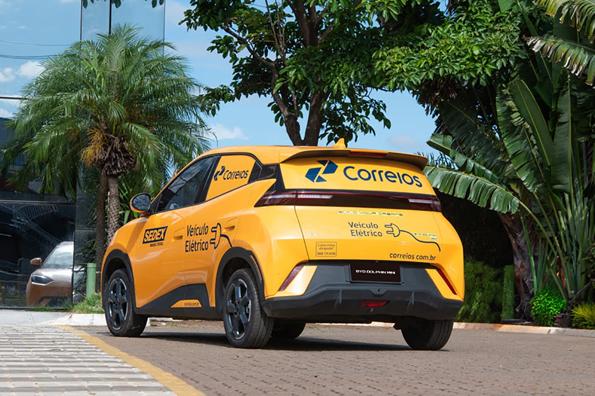 BYD Dolphin Mini Cargo amarelo com logo dos correios traseira parado