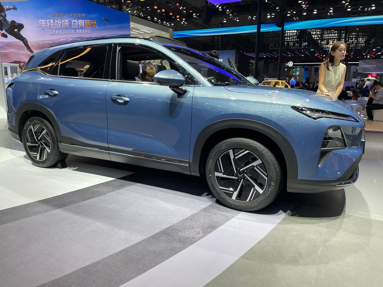 Salão de Xangai Wuling Starlight S Chevrolet Captiva EV azul lateral Salão de Xangai Wuling Starlight S Chevrolet Captiva EV azul lateral