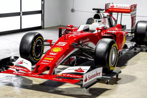 carro de F1 falso réplica Ferrari SF 16 2016 frente e lateral capa