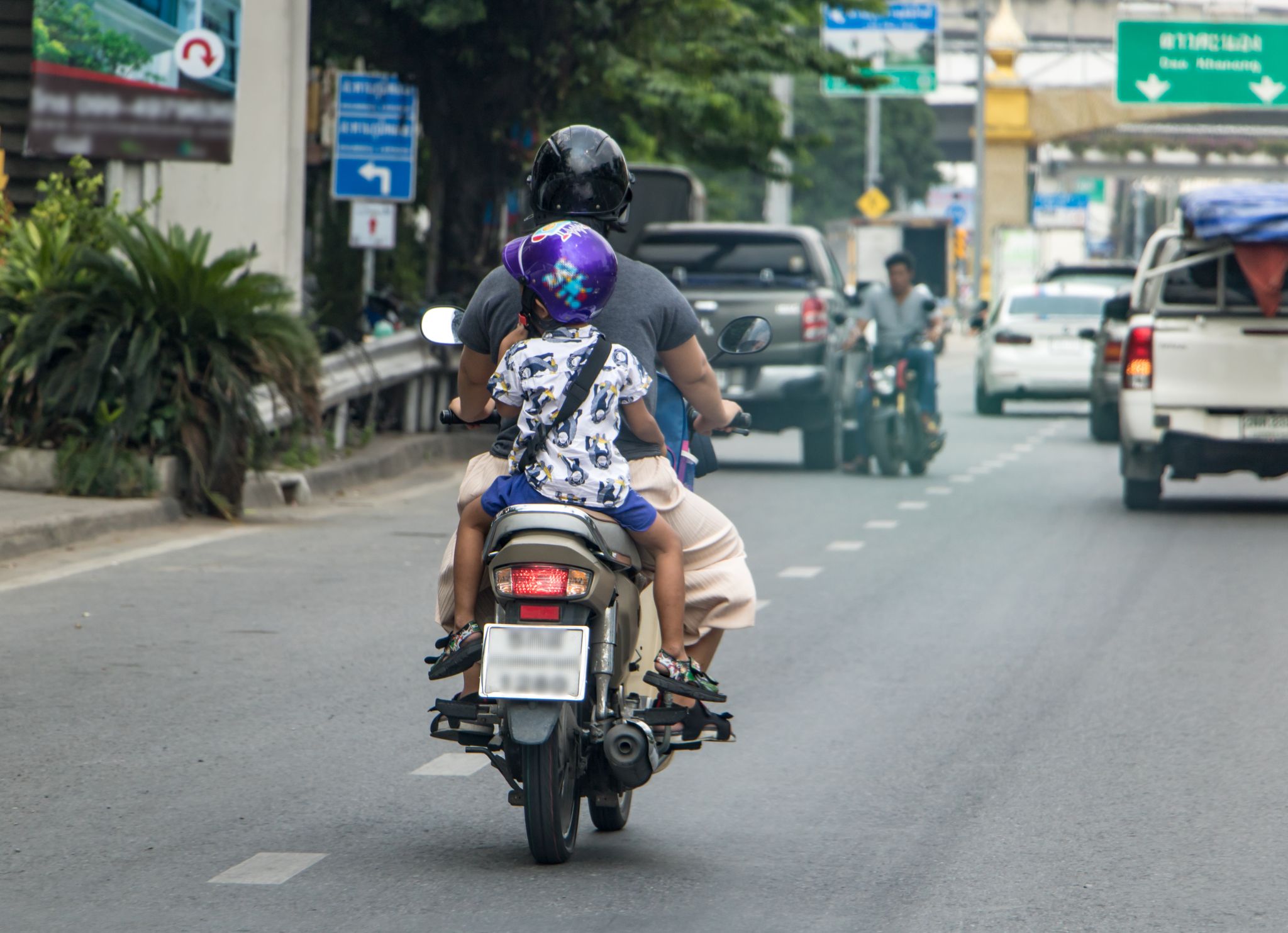 É proibido andar com criança na moto; entenda