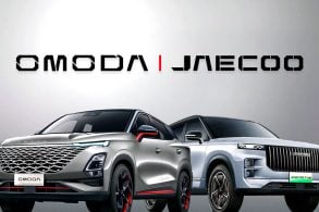 Foto montagem com os carros Omoda 5 e Jaecoo 7 fundo neutro em degrade cinza e as logos dos carros acima.Chery SUV