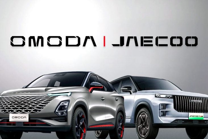 Foto montagem com os carros Omoda 5 e Jaecoo 7 fundo neutro em degrade cinza e as logos dos carros acima.Chery SUV