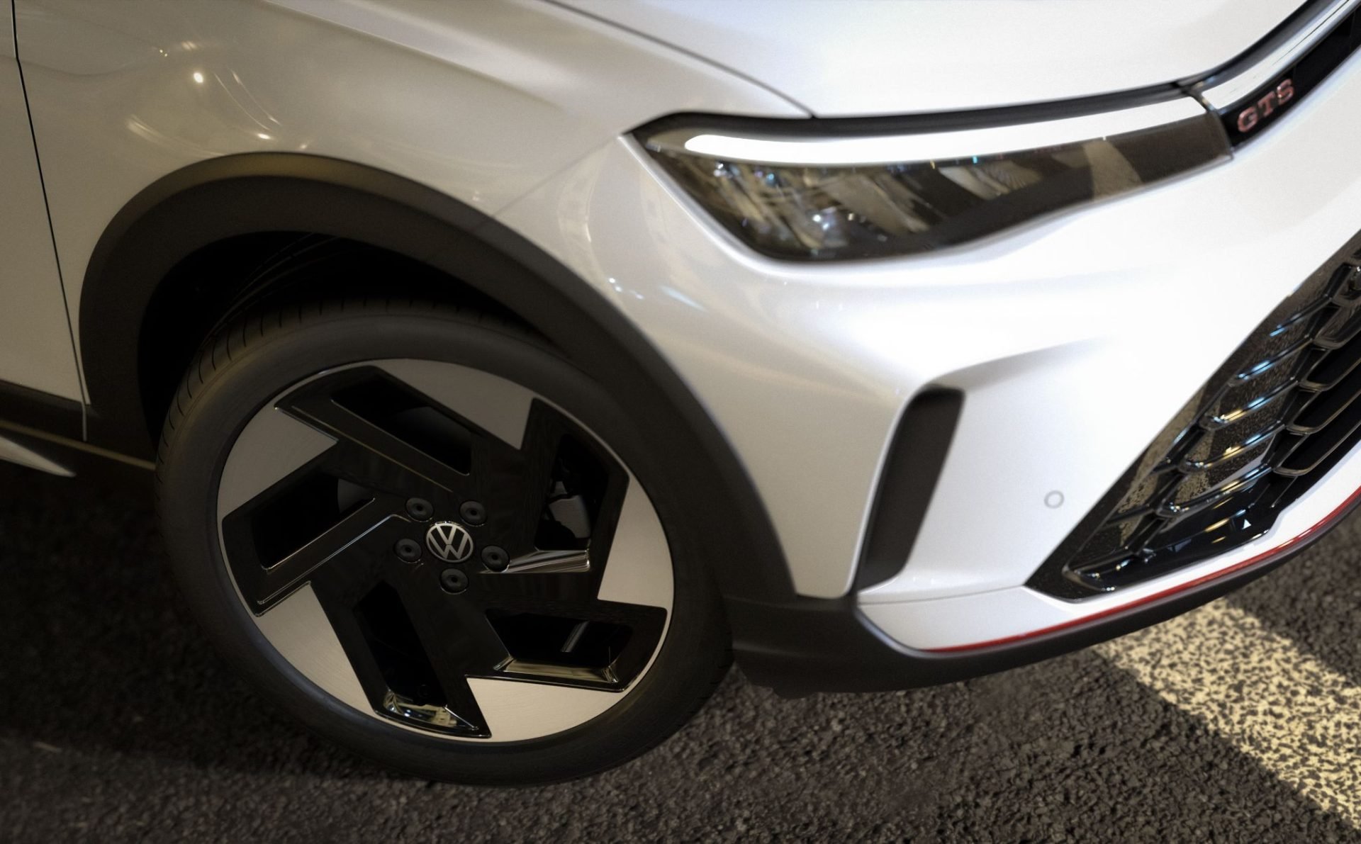 Volkswagen Nivus GTS 2026 Branco Cristal detalhe roda