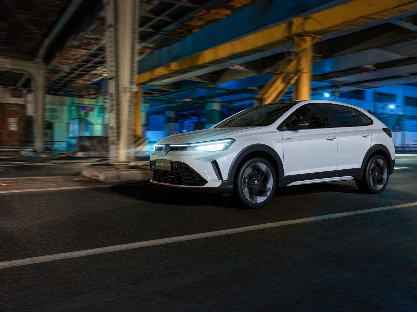 Volkswagen Nivus GTS 2026 Branco Cristal frente em moviemento