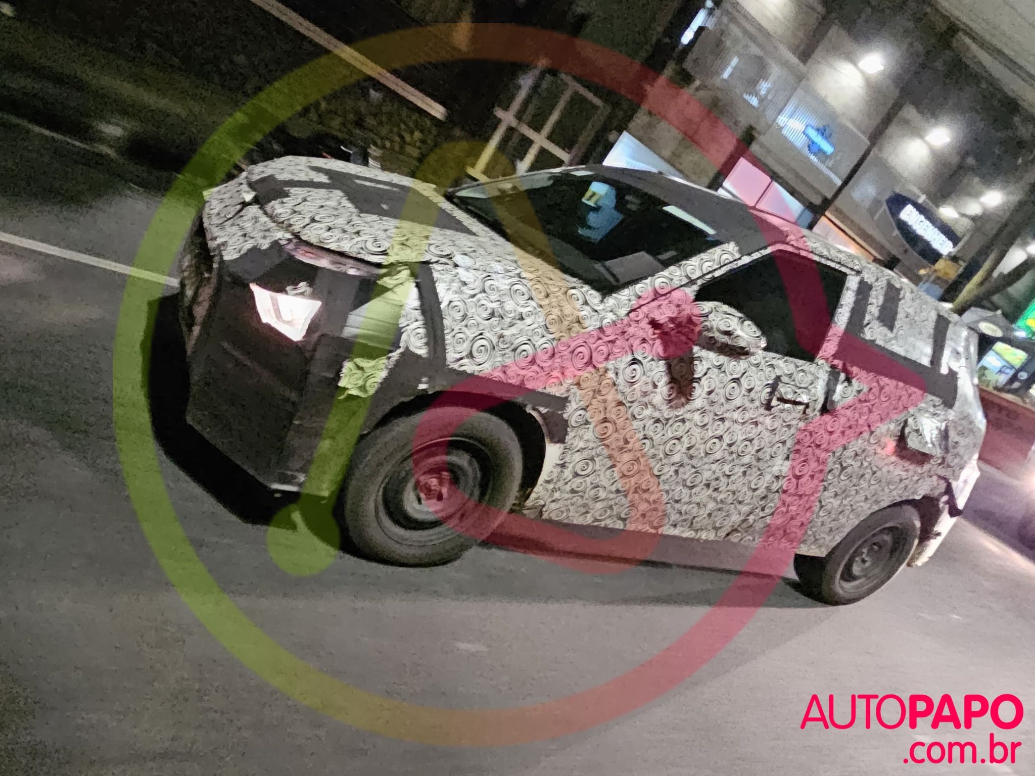 Flagra mula de testes do Fiat Grande Panda sucessor do Argo com carroceria de Citroën C3 frente em movimento (2)