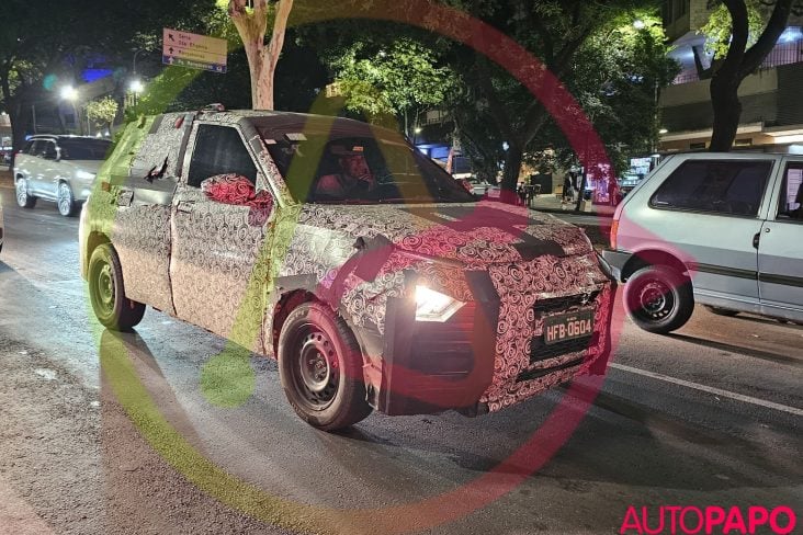 Flagra mula de testes do Fiat Grande Panda sucessor do Argo com carroceria de Citroën C3 frente em movimento (3)