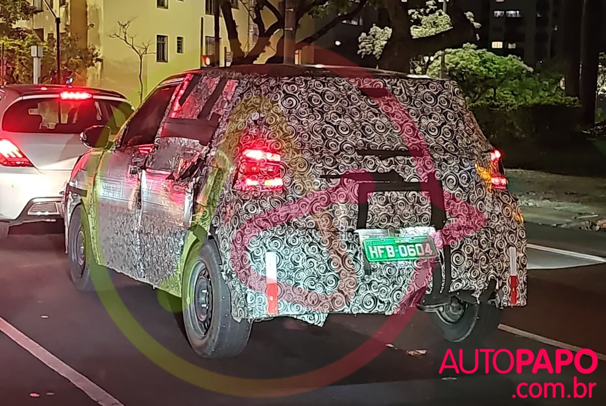 Flagra mula de testes do Fiat Grande Panda sucessor do Argo com carroceria de Citroën C3 traseira em movimento